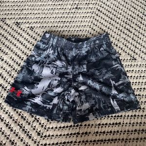NWT Under Armour Gray Camo Shorts (2T)
